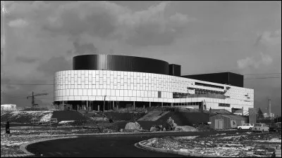 Voici la maison de la culture, dotée d'un théâtre tournant, inaugurée par l'écrivain qui souhaitait que la culture soit à la portée de tous, et auquel on doit "Le Temps du Mépris" et "La Condition humaine" :