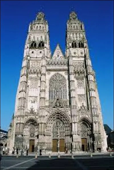 Quelle est cette cathédrale catholique romaine, située à Tours ?