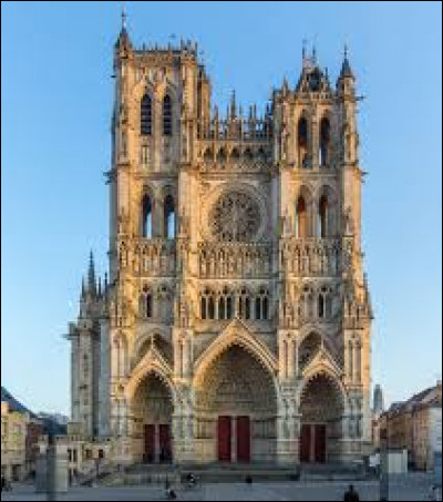 Située à Amiens dans le département français de la Somme, je vous présente la Cathédrale Notre-Dame. Où se situe-t-elle ?