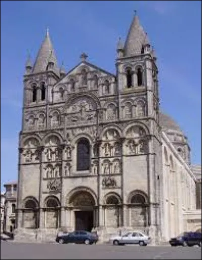 Où trouve-t-on la Cathédrale Saint-Pierre ?