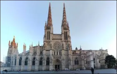 La cathédrale primatiale Saint-André de Bordeaux est située sur la place Pey-Berland, c'est le lieu de culte le plus imposant de :