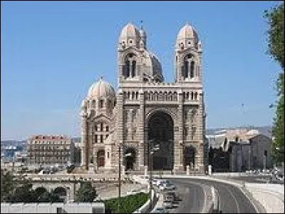 En direction pour voir la cathédrale Sainte-Marie-Majeure qui se situe à :