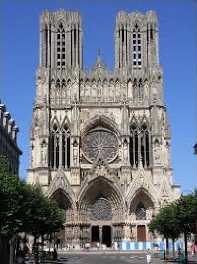 Sûrement l'une des cathédrales françaises les plus emblématiques, située à Reims, c'est la :