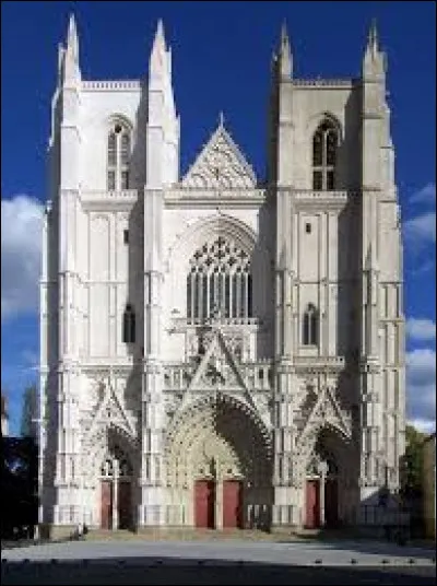 Quelle cathédrale a récemment pris feu le 18 juillet 2020, ce qui a détruit l'orgue du XVIIe siècle, le grand vitrail de la façade ouest posé en 1498, représentant la duchesse-reine Anne et sa mère ainsi que divers éléments du mobilier ?