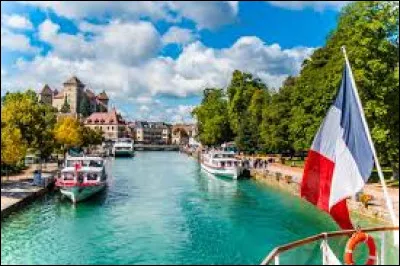 Allez-vous reconnaître cette ville réputée pour sa vieille ville avec ses rues pavées, ses canaux sinueux et ses maisons aux couleurs pastel ?