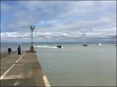 L'île d'Aix est située à 7 kilomètres de la côte : quel port permet de s'y rendre ?