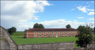 C'est qu'on ne plaisante pas avec la boustifaille, dans ce qui est en train de devenir un marécage peu attrayant : quel est ce bâtiment ?