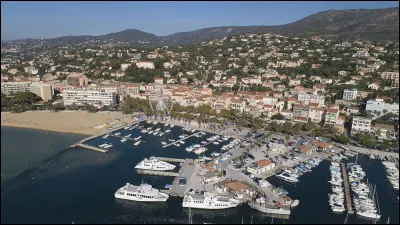 L'île du Levant fait face au massif des Maures : de quel port faut-il partir pour s'y rendre ?