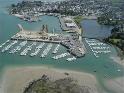 Glénan est un archipel de 9 îles et plusieurs îlots, situé à une douzaine de kilomètres au large de la côte de Cornouaille : où faut-il prendre le bateau pour s'y rendre ?