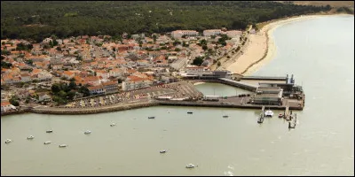 Yeu est située à 20 km au large de la côte vendéenne, au sud de Noirmoutier : où faut-il prendre le bateau pour s'y rendre ?