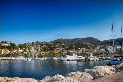 Port-Cros se situe au large de la côte varoise, face au cap Bénat, entre l'île du Levant et Porquerolles : de quel port faut-il partir pour s'y rendre ?