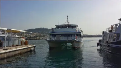 Saint-Honorat est la plus éloignée de la côte des îles de Lérins : où faut-il prendre le bateau pour s'y rendre ?