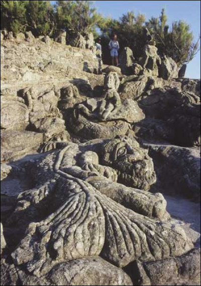 C'est un ensemble remarquable de rochers granitiques sculptés. Divers sujets sont évoqués et on y voit des personnages célèbres de l'époque. Où peut-on les admirer ?