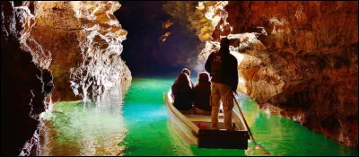 Dans quel département peut-on visiter un gouffre dont le diamètre d'entrée est de 35 m et dans lequel, à 103 m de profondeur , coule une rivière ?