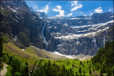 Cette merveille naturelle est l'un des sites les plus visités des Pyrénées. Il est situé dans le massif du Mont Perdu et est inscrit au patrimoine mondial de l'UNESCO depuis 1997. Quel est ce site ?