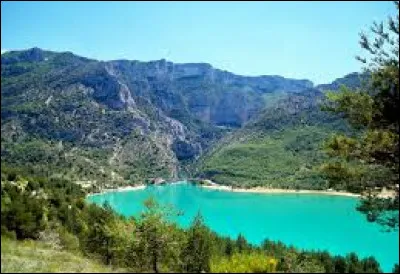 Comment s'appelle le lac à l'entrée des Gorges du Verdon ?
