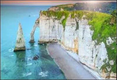Combien d'arches comptent les falaises d'Étretat ?