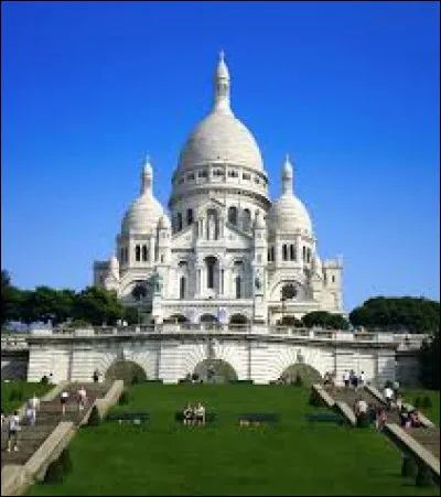 Vous pouvez voir la basilique du Sacré-Cur de Montmartre.