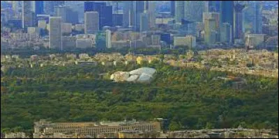 Le bois de Boulogne est deux fois et demi plus grand que Central Park à New York, et 3,3 fois plus grand que Hyde Park à Londres.