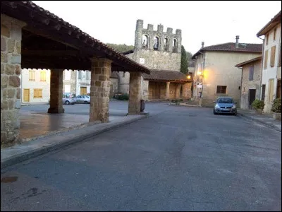 Ici, on a choisit délibérément un moment de calme, sinon on ne voit pas grand chose à cause des joyeux étalages et de la cohue : mais qu'est-ce, à gauche ?