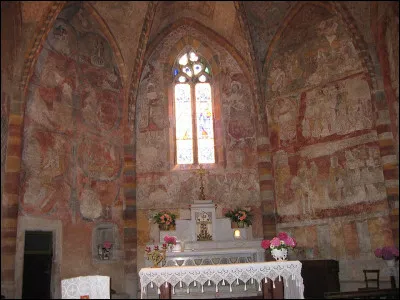 En cas de forte chaleur, il est possible et même recommandé d'aller contempler les fresques du [quel siècle ?] de l'église romane St-Jean-Baptiste.