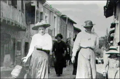 En sortant du marché séculaire, peut-être croiserez-vous ces dames, remontant la rue Droite...