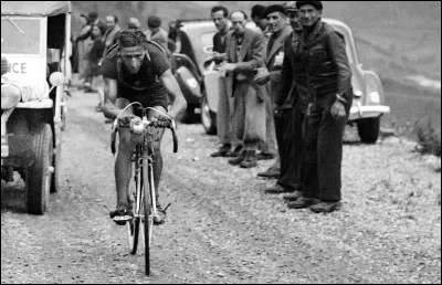Le coureur suisse Ferdi Kubler remporte le Tour de France en ...
