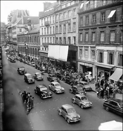 Les voitures les plus vendues en France sont la 4 cv Renault et la 203 Peugeot. C'est en ...