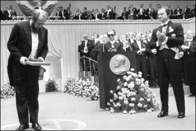 Alexandre Soljenitsyne reçoit le prix Nobel de littérature en ...