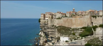 En quinzième place arrive la citadelle des falaises de Bonifacio ! Que ne pouvez-vous pas voir grâce à son panorama à couper le souffle ?
