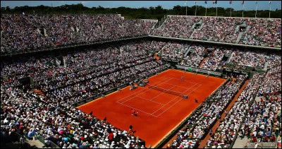 Quel immense tournoi de tennis en extérieur se déroule chaque année (exceptée 2020) à Paris ?