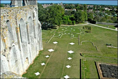 Du VIIe au XIIe s., les donations des seigneurs aux instances religieuses poussent aux travaux d'endiguement. Vers 1200, le canal des [...] est entamé : les travaux dureront [...]