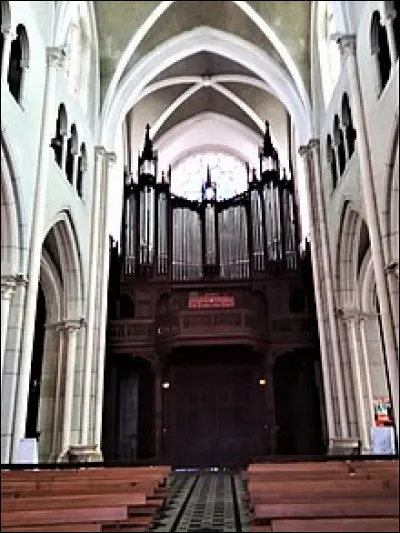 Voici l'église Saint-Jean-Baptiste, à l'intérieur s'y trouve un...