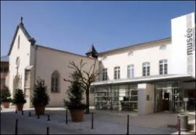 La ville possède un musée municipal...