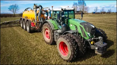 Usvem est un campagnard que j'apprécie également, il m'a dit avoir déjà conduit un tracteur. Sur la route française, avez-vous le droit de dépasser un tracteur en chevauchant une ligne blanche ?
