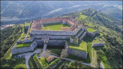 Moi qui croyait que les forts, c'était pour faire joli en bord de mer, ne voilà-t-il pas qu'il nous en fait en montagne, maintenant ! C'était pour monter ...