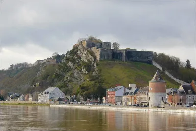 Tiens, le fort de Charlemont, près de la frontière belge... Je ne savais pas qu'on avait été ennemis, mais Louis 14 était un peu parano, il faut l'excuser. En tous cas, moi, l'été prochain, ...