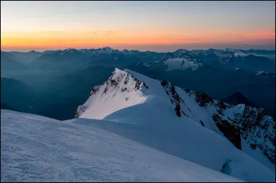 Et finissons notre voyage - ascensionnel ! - en beauté avec le célèbre, le majestueux mont Blanc ! Cette montagne, point culminant de l'Europe d'occident possède une altitude de 4 809 mètres. Outre le village de Chamonix, pourriez-vous citer une commune proche du massif du Mont-Blanc (qui lui s'écrit avec un tiret) ?
Indice : on peut trouver dedans le nom d'une ancienne entreprise agroalimentaire.