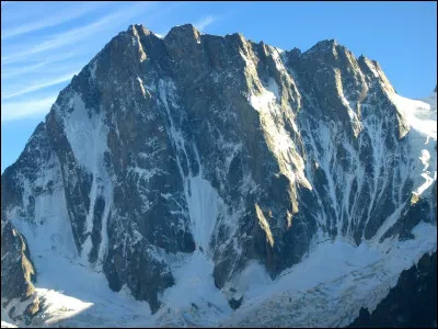 Direction les Grandes Jorasses ! C'est un sommet du massif du Mont-Blanc. Cette majestueuse montagne est située entre la France et l'Italie. De son côté français, c'est dans la Haute-Savoie qu'elle se trouve ! Pour commencer son ascension, on partira du refuge de...
Indice : elle rend l'eau blanche si on en met dedans et si cette-dernière contient du CO2.