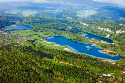 Partons immédiatement pour le pic de l'Aigle. C'est un sommet du massif du Jura ! Il y existe un sentier qui relie quatre lacs alentours. Testons maintenant vos connaissances en cascades. Laquelle est située proche du pic ? Bonne chance à vous !