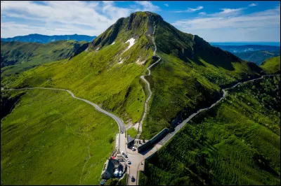 Direction maintenant le Massif central ! Nous allons nous balader du côté du Puy Mary. Moins connu que ses cousins le Puy de Dôme ou le Puy de Sancy, il est toutefois aussi beau, voire plus. Autour de lui, plusieurs vallées glaciaires sont disposées en...
Indice : présent(e)(s) sur le drapeau de l'Alaska !