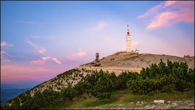Nous passons donc à proximité du mont Ventoux comme escale pour notre voyage. C'est une étape - difficile ! - du Tour de France. En tout cas, cette montagne connue se trouve dans le département du Vaucluse, et elle est appelée comme ça car...