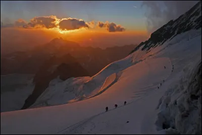 Un peu plus connu que les précédents, nous faisons un petit tour du côté de la barre des Écrins. Là-bas, aucune station et aucun restaurant ; tout ce que nous y trouvons est un refuge montagnard. Son impressionnant massif est situé en Auvergne-Rhône-Alpes et en Provence-Alpes-Côte-d'Azur entre les départements de...
Indice : ils ont respectivement les numéros 38 et 05.