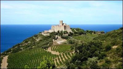 Voyez ce fort perché sur sa colline comme il brille de mille feux ...