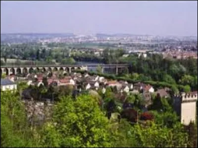 Ville de 16 000 habitants du département des Yvelines, située dans une boucle de la Seine, au pied du château de Saint-Germain-en-Laye :