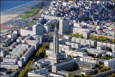 Grande ville portuaire sur la Manche, fondée par François 1er, reconstruite par Auguste Perret après les destructions de 1944 :
