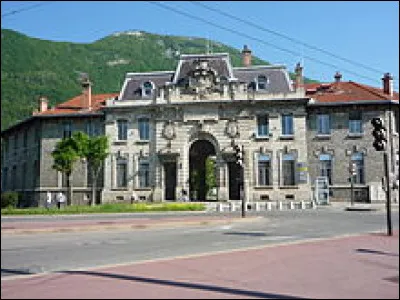 Petite ville de 6 500 habitants du département de l'Isère, limitrophe de Grenoble :