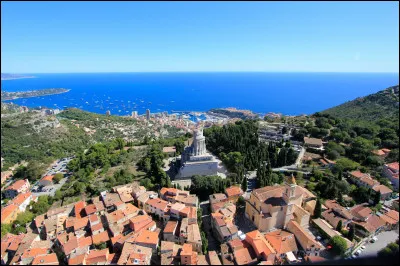 Petite ville de 3 000 habitants du département des Alpes-Maritimes, dominant la côte au-dessus de Monaco, connue pour son "Trophée d'Auguste" :