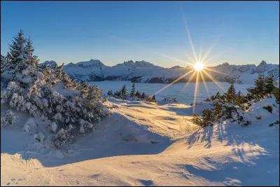 Qui est le réalisateur du film "La Vallée" ?