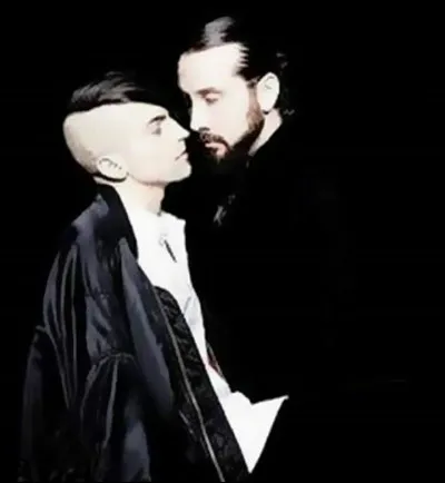 Avec qui Mitch est-il sorti dans le passé ?